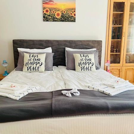 Spacious 2 Bedrooms In The Center Of エレバン エクステリア 写真