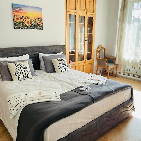 Spacious 2 Bedrooms In The Center Of エレバン エクステリア 写真