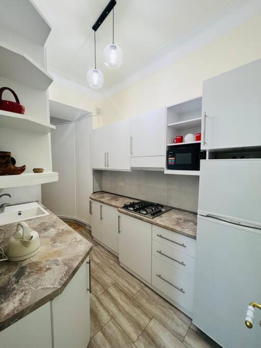 Spacious 2 Bedrooms In The Center Of エレバン エクステリア 写真