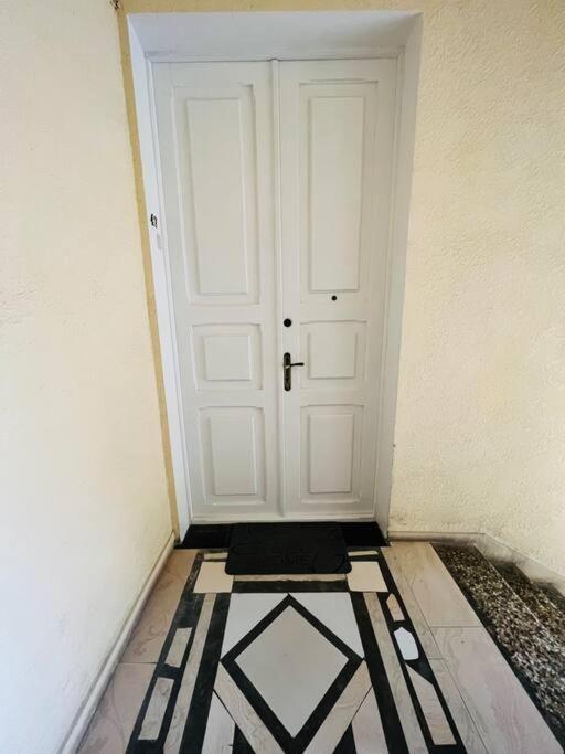 Spacious 2 Bedrooms In The Center Of エレバン エクステリア 写真