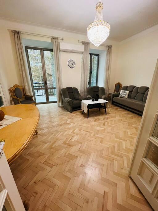 Spacious 2 Bedrooms In The Center Of エレバン エクステリア 写真