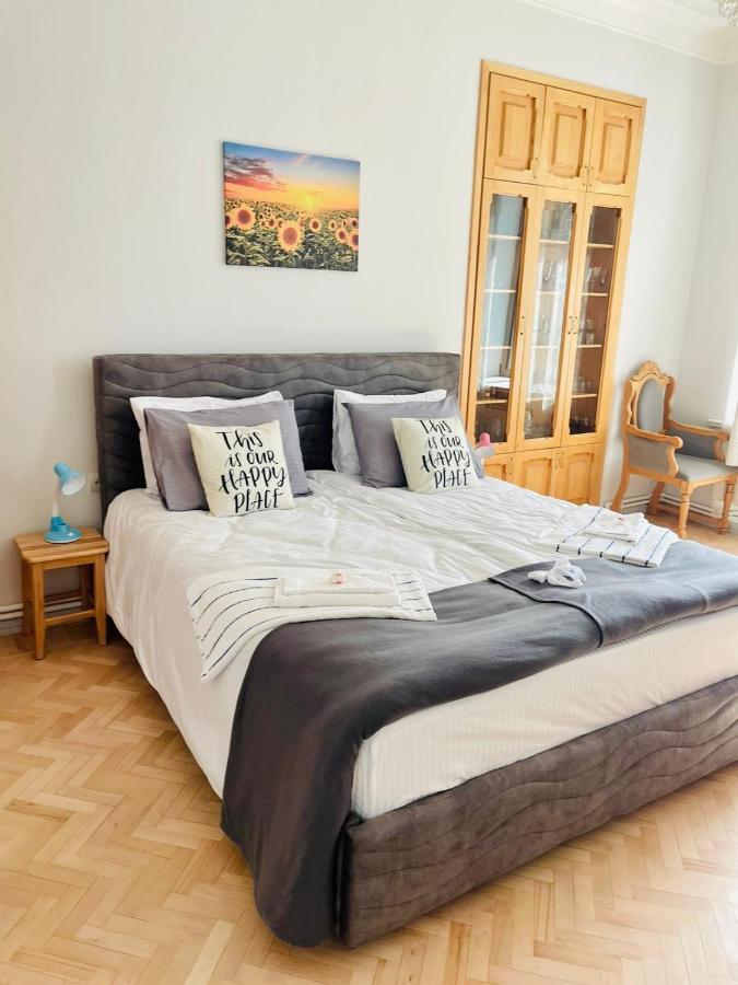 Spacious 2 Bedrooms In The Center Of エレバン エクステリア 写真