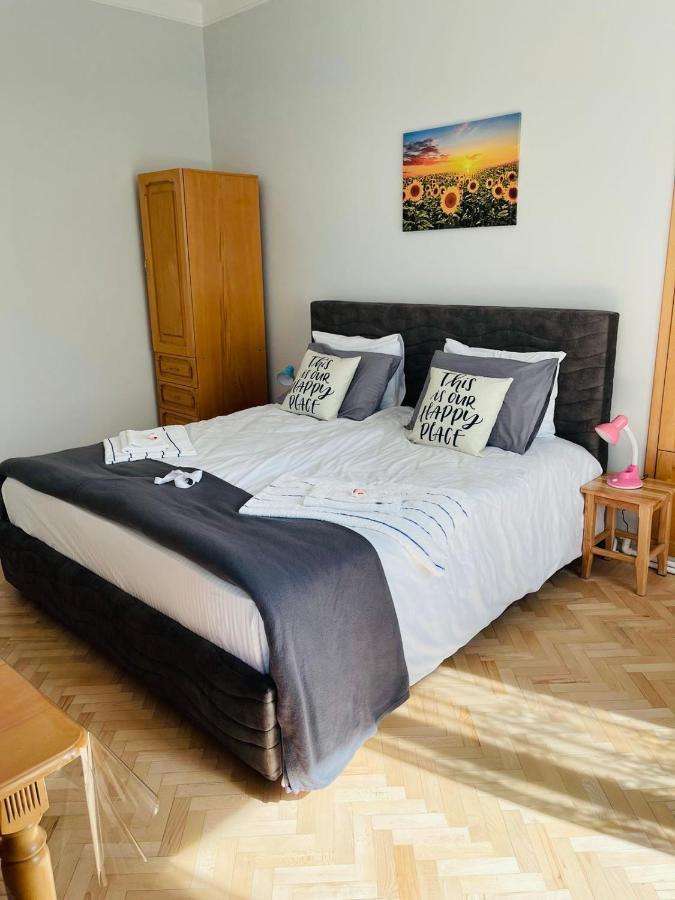 Spacious 2 Bedrooms In The Center Of エレバン エクステリア 写真